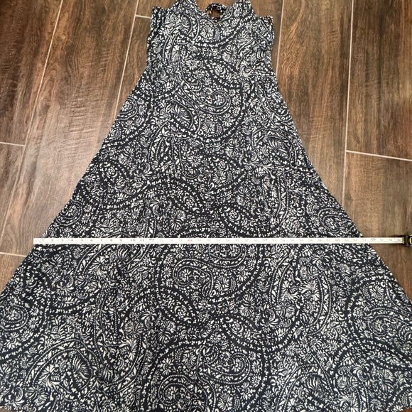 Abercrombie & Fitch Black & White Paisley Lace-Up Back Maxi Dress - Size Medium - Picture 9 of 16
